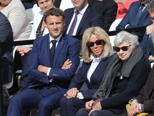 Juliette Carré est apparue très digne aux côtés du président de la république et de la première Dame lors de l'hommage national à Michel Bouquet, à Paris le 27 avril 2022