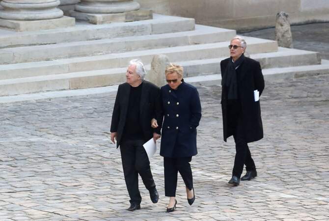 Fabrice Luchini, Muriel Robin et Pierre Arditi se sont également recueillis devant le cercueil de leur défunt ami, à l'Hôtel national des Invalides le 27 avril 2022