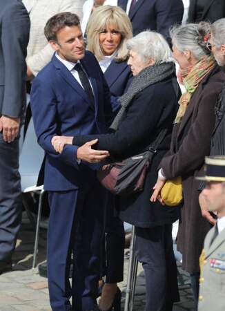Emmanuel Macron a enlacé Juliette Carré, l'épouse du défunt Michel Bouquet pour lequel l'hommage a été rendu à Paris, le 27 avril 2022