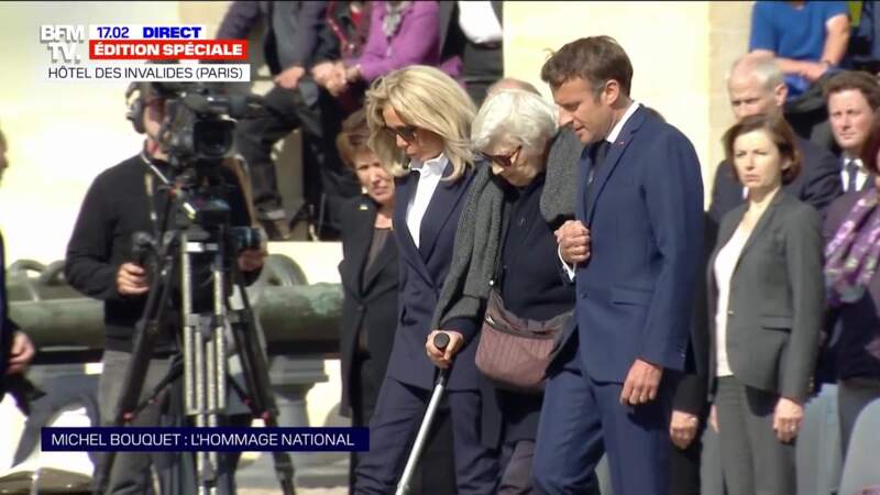 Juliette Carré, ses enfants et ses petits-enfants, ont rendu un dernier hommage à Michel Bouquet en se rendant devant son cercueil, accompagnés du couple présidentiel, le 27 avril 2022