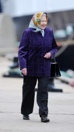 De retour en Angleterre après sa croisière en Écosse, le 2 août 2010, la reine Elizabeth est apparue rayonnante avec un foulard à l'imprimé tournesols.