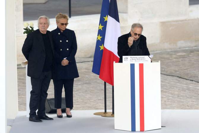 Fabrice Luchini, suivi de Muriel Robin et Pierre Arditi, a lu une touchante lettre en hommage à son défunt ami Michel Bouquet à l'Hôtel des Invalides, le 27 avril 2022