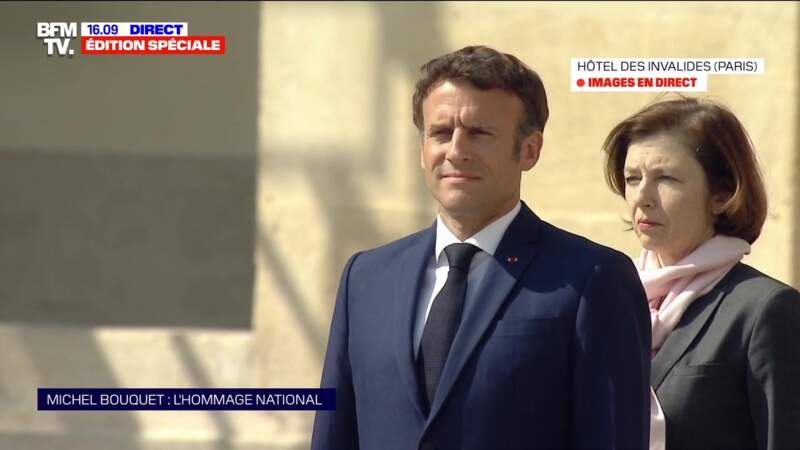 Une Marseillaise a été jouée par la Gendarmerie mobile, devant notamment Emmanuel Macron, aux Invalides le 27 avril 2022