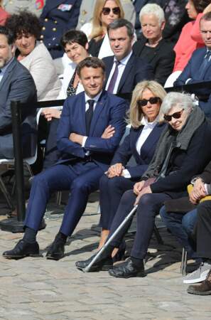 Brigitte et Emmanuel Macron étaient assis au côté de la veuve de Michel Bouquet pour écouter les hommages de Muriel Robin, Pierre Arditi et Fabrice Luchini à Paris, le 27 avril 2022