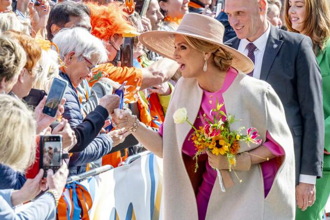 La reine Maxima des Pays-Bas élégante et comblée de fleurs lors du King's Day à Maastricht le 27 avril 2022.