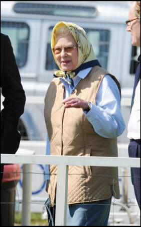 La couleur jaune étant l'une de ses préférées, la reine Elizabeth II a craqué pour un foulard jaune pastel à l'occasion du Royal Windsor Horse Show, le 8 mai 2008.