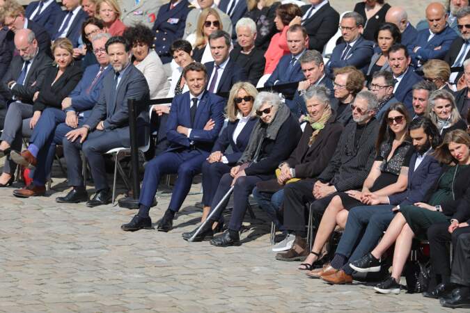 Juliette Carré, veuve de Michel Bouquet, a assisté à la cérémonie d'hommage national à l'Hôtel national des Invalides aux côtés de ses enfants et petits-enfants (à droite sur la photo), le 27 avril 2022