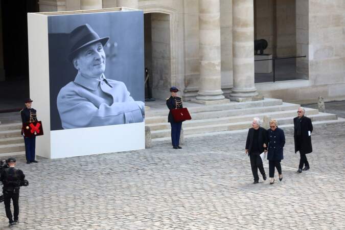 L'hommage national à Michel Bouquet a pris fin lorsque les proches du défunt acteur sont allés se recueillir devant son cercueil à l'Hôtel des Invalides à Paris, le 27 avril 2022