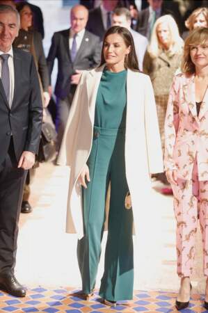 Letizia d'Espagne divine dans un total look vert émeraude assorti à son long manteau blanc préféré, à l’occasion de la remise des prix littéraires pour la jeunesse à Madrid, le 26 avril 2022.