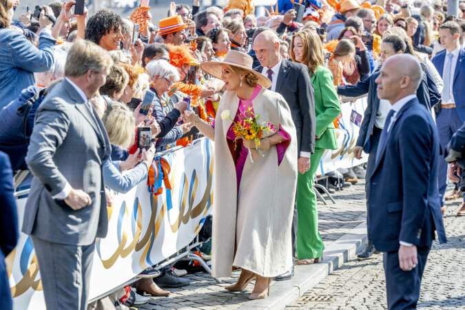 La reine Maxima des Pays-Bas s'autorise un bain de foule pour célébrer la journée de son époux, le King's Day à Maastricht le 27 avril 2022.