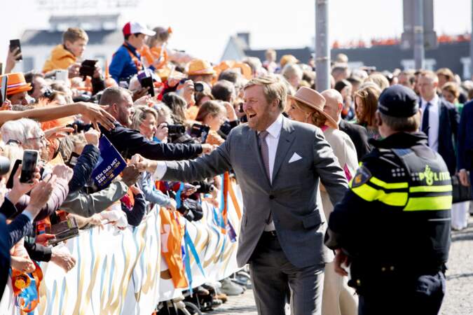 Pour son anniversaire, le roi Willem Alexander a lui aussi misé sur un élégant costume gris, en l'honneur du King's Day à Maastricht le 27 avril 2022.
