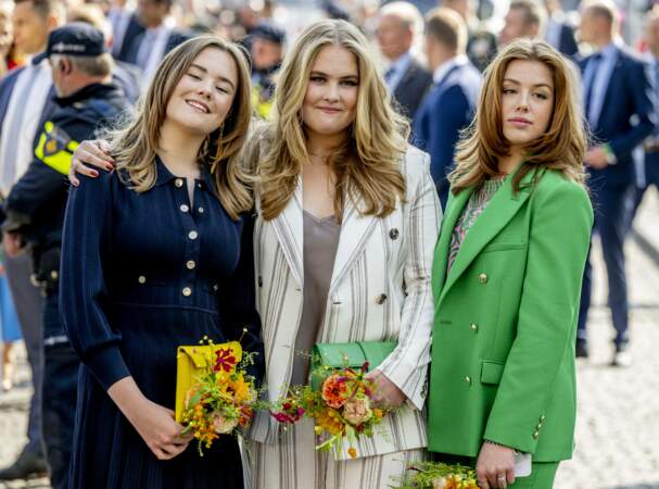 Les tendres retrouvailles des soeurs, princesse Ariane, la princesse Amalia et la princesse Alexia, immortalisées aux King's Day à Maastricht, le 27 avril 2022.