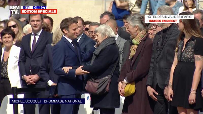Le chef de l'Etat a tenu à soutenir la veuve de Michel Bouquet, Juliette Carré, lors de l'hommage national à Paris, le 27 avril 2022