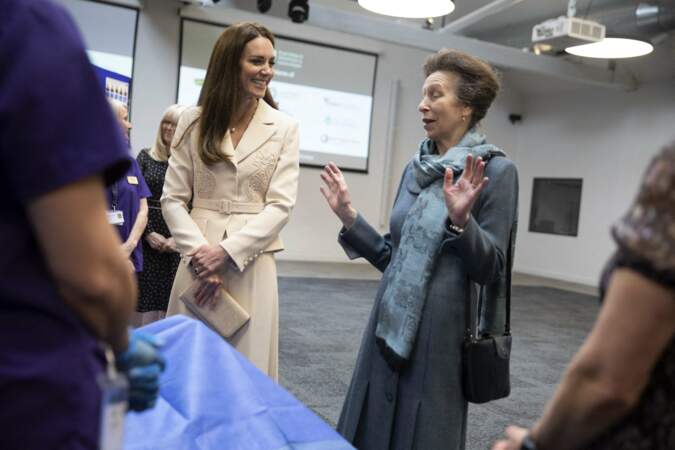Kate Middleton et la princesse Anne ont échangé avec les  sages-femmes du nouveau Royal College of Obstetricians & Gynaecologists à Londres, le 27 avril 2022. 