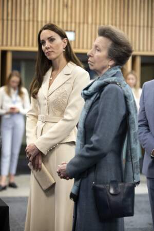 Kate Middleton et la princesse Anne ont formé un duo très sophistiqué lors de leur visite du Royal College of Obstetricians & Gynaecologists, à Londres, le 27 avril 2022.