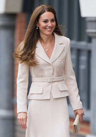 Adepte des looks monochromes, Kate Middleton a assorti sa pochette en suédine beige à ses talons signés Gianvito Rossi, à Londres, le 27 avril 2022.