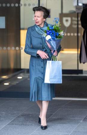 La Princesse Anne très chic dans une robe-manteau à manches longues bleu sarcelle assorti à son châle fleuri, lors de son arrivée au Royal College of Obstetricians & Gynaecologists, à Londres, le 27 avril 2022.