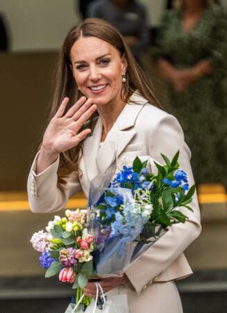 La mise en beau lumineuse et ses cheveux parfaitement lissés, Kate Middleton a de nouveau fait un sans faute, à Londres, le 27 avril 2022.