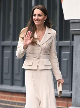 Kate Middleton ou l'incarnation de la sophistication dans cette veste de tailleur ceintrée à la  taille et aux détails fleuris, à Londres, le 27 avril 2022.