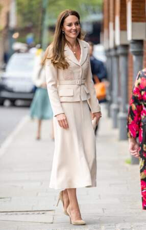 Kate Middleton a fait sensation dans un ensemble beige de la marque Self Portrait lors de son arrivée au Royal College of Obstetricians & Gynaecologists, à Londres le 27 avril 2022.