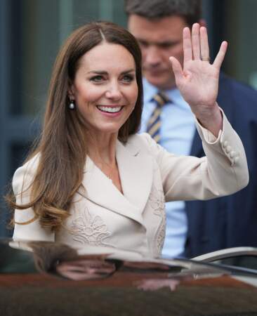 Kate Middleton resplendissante lors de son arrivée au Royal College of Obstetricians & Gynaecologists, à Londres, le 27 avril 2022.