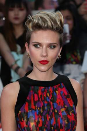 La coupe courte de Scarlett Johansson, maxi volume sur le dessus et base rasée.