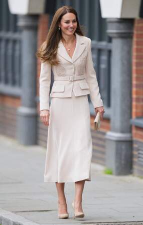 Kate Middleton divine dans un tailleur beige de la marque Self Portrait, lors de la visite du Royal College of Obstetricians & Gynaecologists, à Londres, le 27 avril 2022.