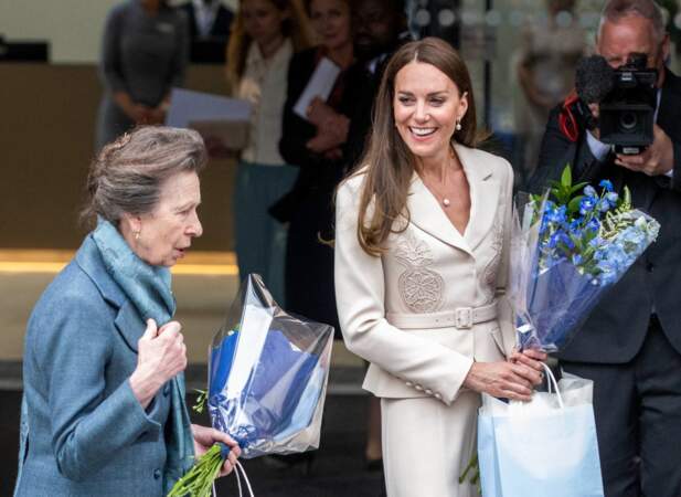 Kate Middleton sublime dans une veste tailleur aux détails brodés sur le devant et aux épaules accentuées, à Londres, le 27 avril 2022.