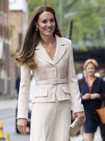 Pour inaugurer ce nouveau centre gynécologique, Kate Middleton a offert une énième leçon de style dans un tailleur rétro et hautement féminin, à Londres, le 27 avril 2022.