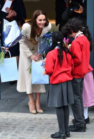 À son cou, Kate Middleton portait un élégant collier de perles Nura en or, à Londres, le 27 avril 2022.