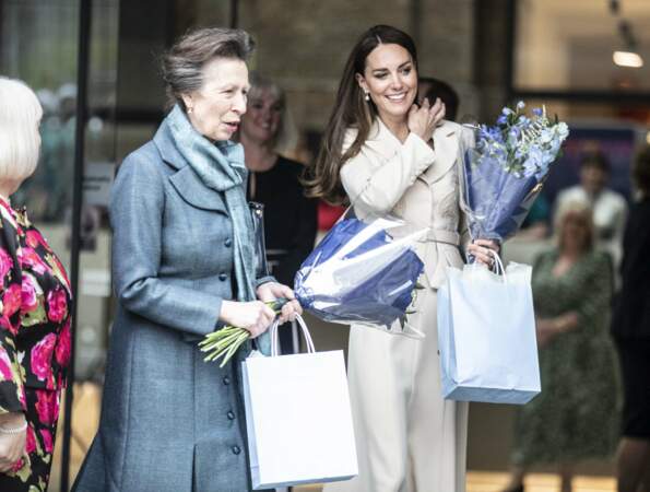 Pour leur première sortie officielle en duo, la princesse Anne et Kate Middleton ont rivalisé d'élégance et de grâce, à Londres, le 27 avril 2022.