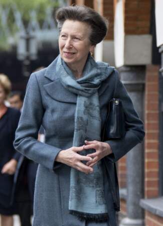 La Princesse Anne très chic dans une robe-manteau à manches longues bleu sarcelle, lors de son arrivée au Royal College of Obstetricians & Gynaecologists, à Londres, le 27 avril 2022.