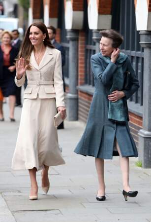 Kate Middleton et la princesse Anne ont démontré ce qu'est le chic anglais lors de leur visite du Royal College of Obstetricians & Gynaecologists à Londres le 27 avril 2022.