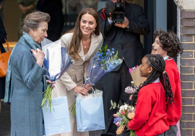 Kate Middleton et la princesse Anne ont formé un duo engagé et stylé lors de la visite du Royal College of Obstetricians & Gynaecologists, à Londres, le 27 avril 2022.