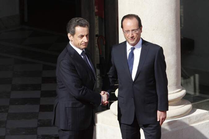 Battu par François Hollande, Nicolas Sarkozy lui avait cédé le pouvoir en gardant la face, aucun poil n'apparaissant sur son menton 