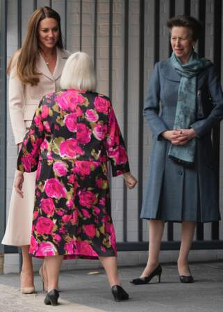 Souriantes et élégantes, Kate Middleton et la princesse Anne ont fait l'unanimité lors de leur arrivée au Royal College of Obstetricians & Gynaecologists, à Londres, le 27 avril 2022.