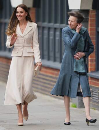 Pour leur première sortie officielle, Kate Middleton et la princesse Anne ont affiché des looks très protocolaires pour la visite du Royal College of Obstetricians & Gynaecologists, à Londres, le 27 avril 2022.