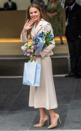 Dans cet intemporel total look beige, Kate Middleton a confirmé son statut d'icône de la mode, à Londres, le 27 avril 2022.