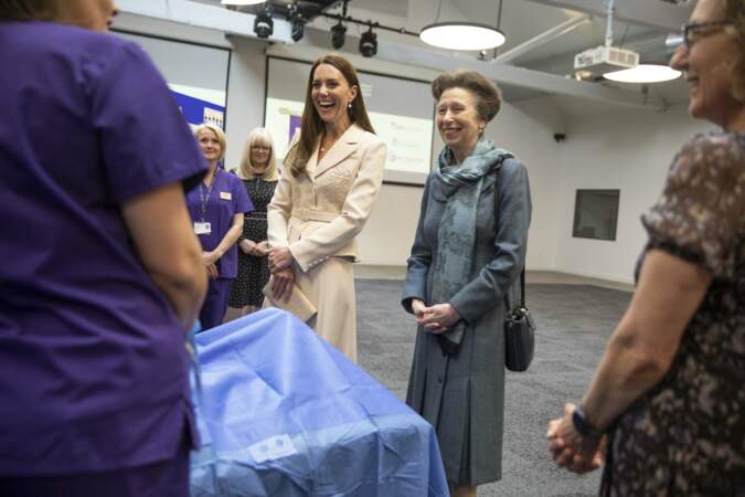 Kate Middleton et la princesse Anne ont formé un duo complice et chic lors de leur visite du Royal College of Obstetricians & Gynaecologists, à Londres, le 27 avril 2022.