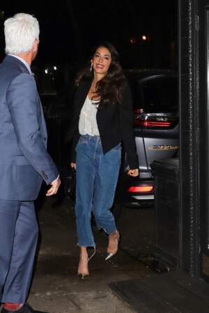 Véritable fashionista, Amal Clooney a jeté son dévolu sur le jean mom et une veste blazer courte, tendances de la saison printemps-été 2022.