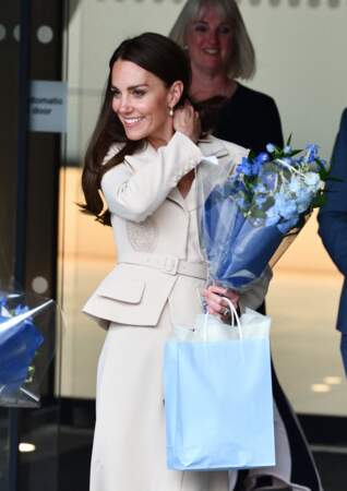 Pour rester dans la note classique de sa tenue, Kate Middleton a misé sur de fines créoles dorées ornées d'une perle blanche, à Londres, le 27 avril 2022.