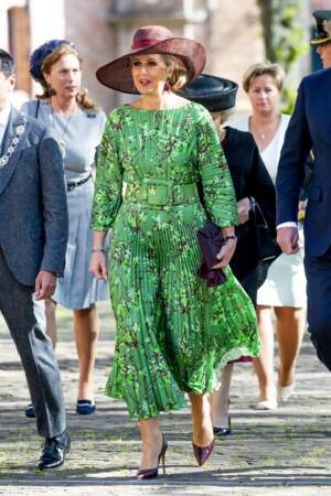 La reine Maxima des Pays-Bas a assorti sa longue robe vaporeuse à l'imprimé fleuri avec des escarpins noirs classique, lors de la cérémonie "Four Freedoms Awards" à l'abbaye de Middelburg, le 21 avril 2022. 