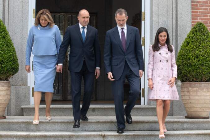 Pour ce déjeuner en l'honneur du président de la République de Bulgarie, Letizia d'Espagne a adopté la tendance rose pastel, le 28 avril 2022.