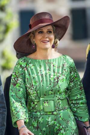 La reine Maxima des Pays-Bas a assorti sa robe fleuri à un large chapeau bordeaux, le 21 avril 2022.
