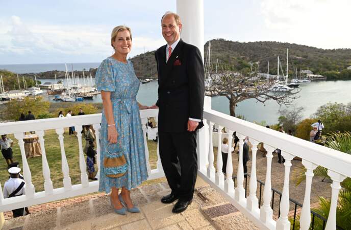 Sophie Rhys-Jones rayonnante dans une robe estivale bleu ciel à l'imprimé fleuri sur le balcon de la Clarence House restaurée à Antigua-et-Barbuda, le 25 avril 2022.