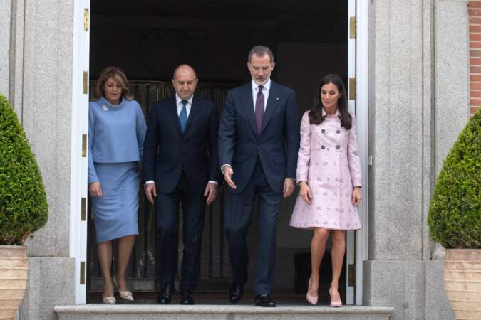 Le roi Felipe VI et la reine Letizia d'Espagne élégants pour un déjeuner en l'honneur du président de la République de Bulgarie, Rumen Radev, et de la Première Dame, Desislava Radev au palais de la Zarzuela à Madrid, le 28 avril 2022.