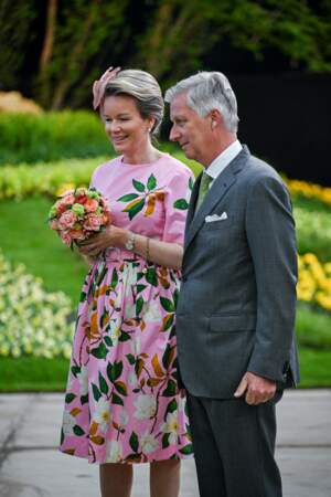 Pour cette visite botanique, la reine Mathilde de Belgique a adopté la tendance de l'imprimé fleuri, le 28 avril 2022.
