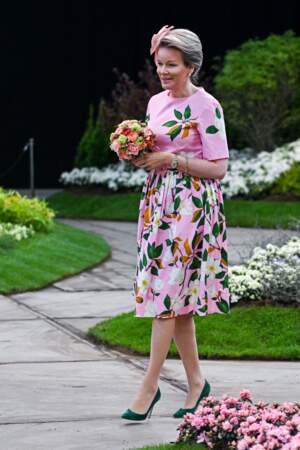 Soucieuse du moindre détail, la reine Mathilde de Belgique a assorti sa robe fleuri à un élégant bibi, le 28 avril 2022.