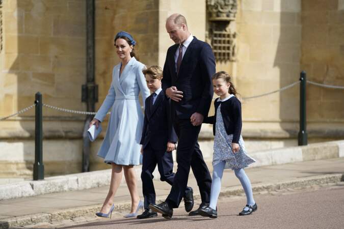 William, Kate Middleton et leurs enfants George, Charlotte et Louis après la messe de Pâques, le 17 avril 2022. 