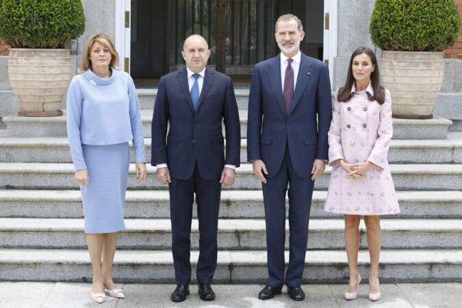 Le roi Felipe VI et la reine Letizia d'Espagne élégants pour un déjeuner en l'honneur du président de la République de Bulgarie, Rumen Radev, et de la Première Dame, Desislava Radev au palais de la Zarzuela à Madrid, le 28 avril 2022.
